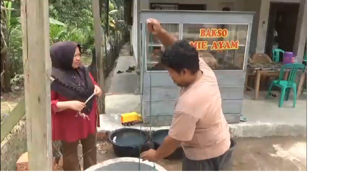 Kemarau Melanda, Sumur Warga Mengering, Air Sumur Sekolah Jadi Andalan