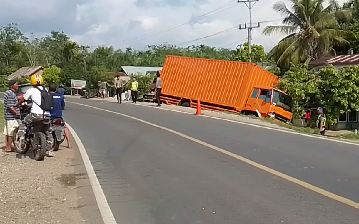 Kecelakaan Lalu Lintas, Pengendara Bentor Terseret Belasan Meter Dibawah Kolong Truk Fuso 