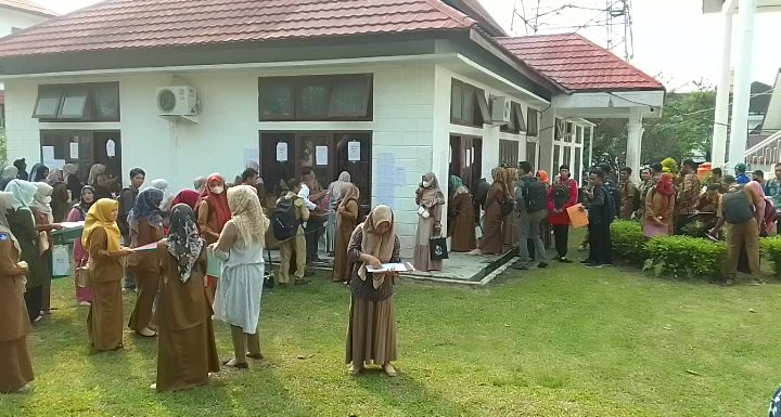 Ribuan Pendaftar Mengantri Untuk di Verfak