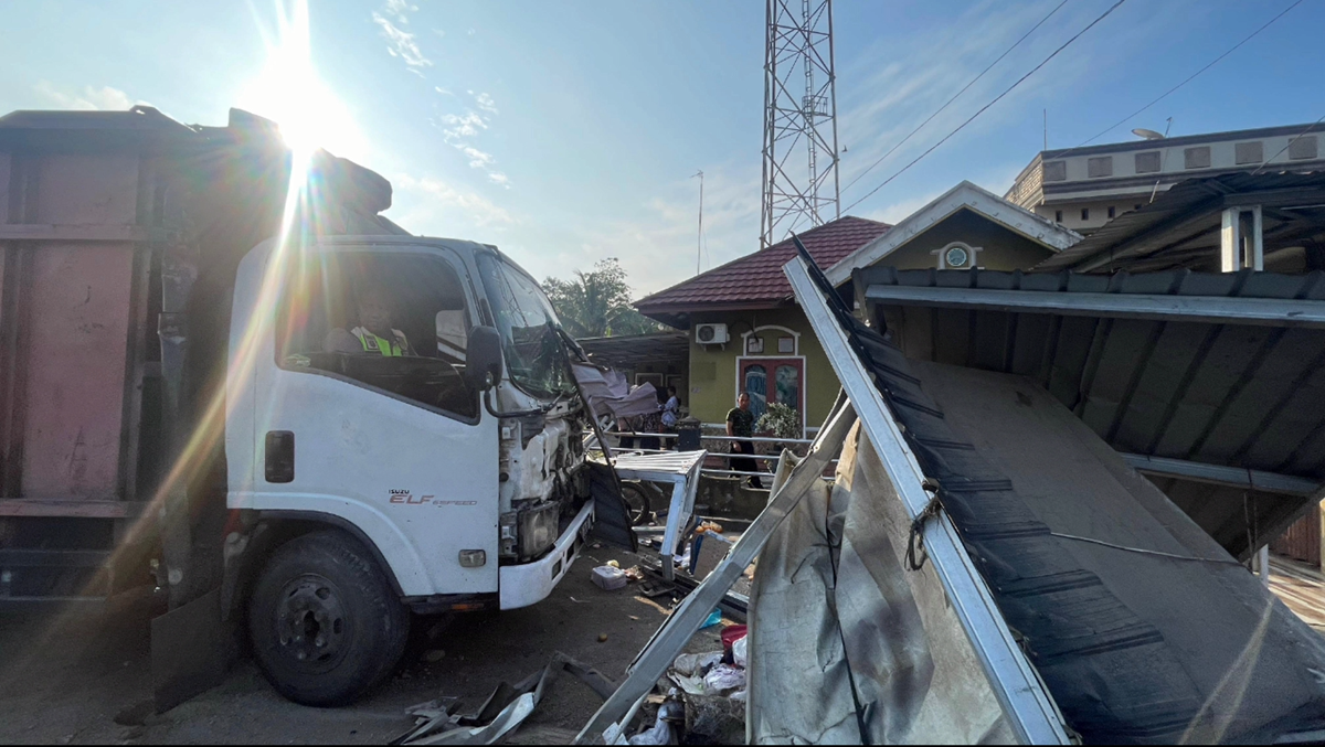 TABRAKAN TRUK BATUBARA DI PEMAYUNG KABUPATEN BATANG HARI: KIOS KUE RUSAK, PEMBELI TERLUKA
