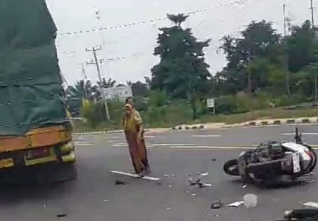 Tabrak Truk Tronton Terparkir, 1 Orang Pengendara Motor Meninggal Dunia di Tempat