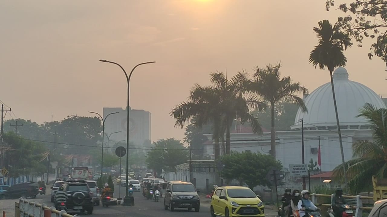 Gunakan Masker, Kota Jambi Pagi ini Kembali Diselimuti Kabut Asap