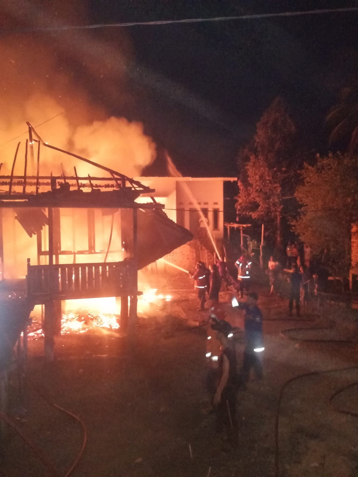 Rumah Panggung di Muaro Jambi hangus Terbakar, Damkar Kerahkan 2 Armada