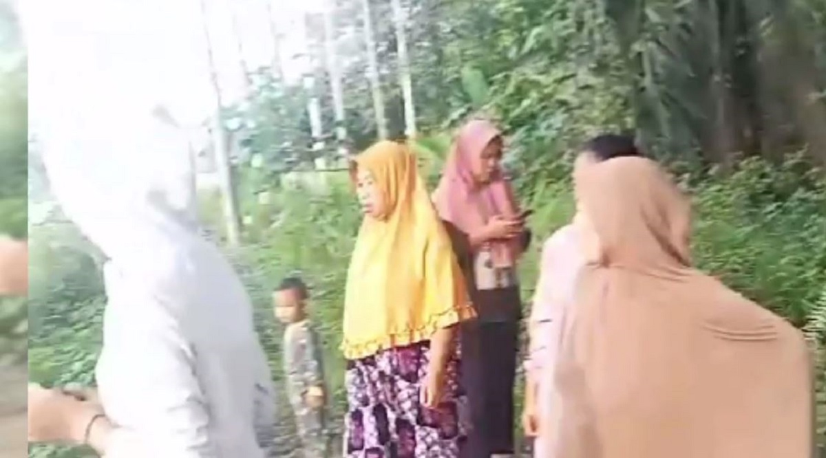 Viral, Emak-Emak di Desa Talang Duku Marah dan Bakar Tempat Diduga Sarang Narkoba 