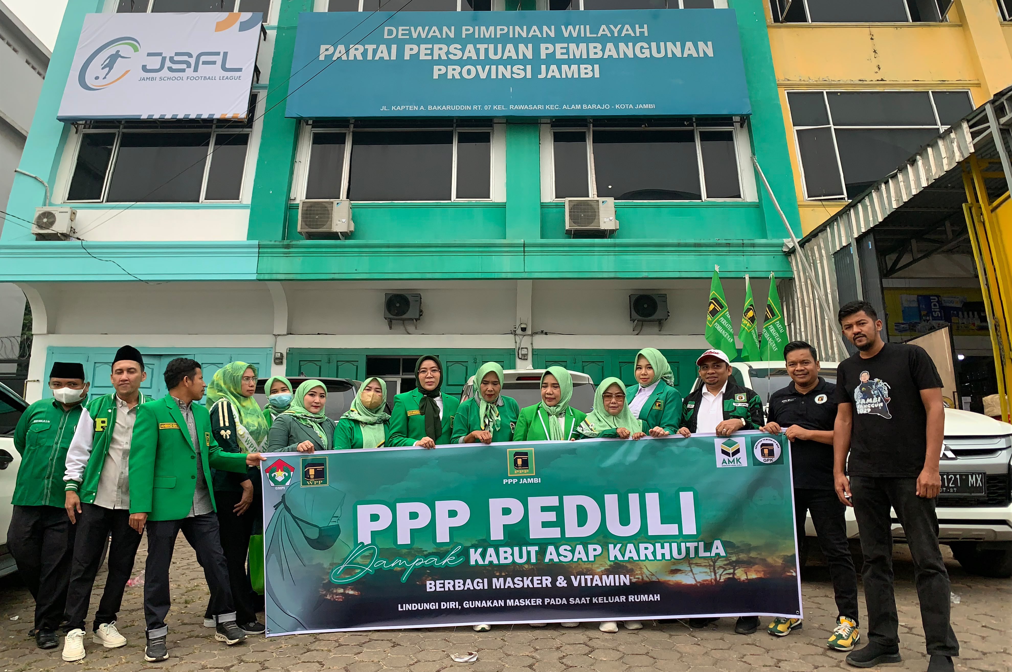 Peduli Kesehatan Warga, PPP dan PW WPP Bagikan Masker serta Vitamin di Tengah Kabut Asap