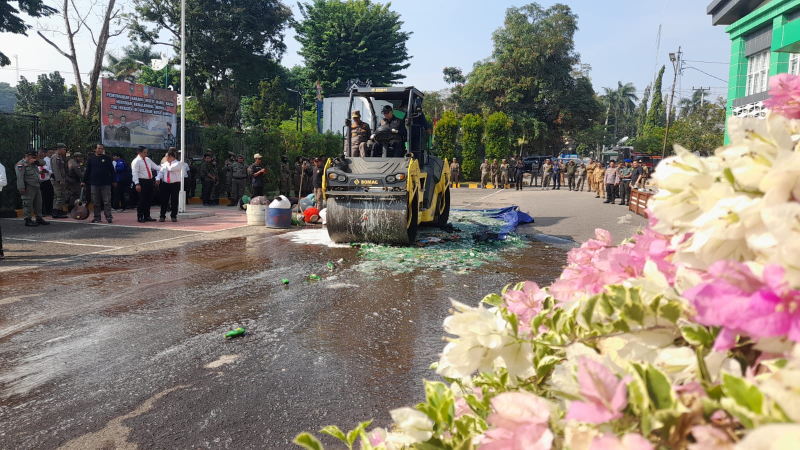 Ribuan Botol Minol Dimusnahkan 