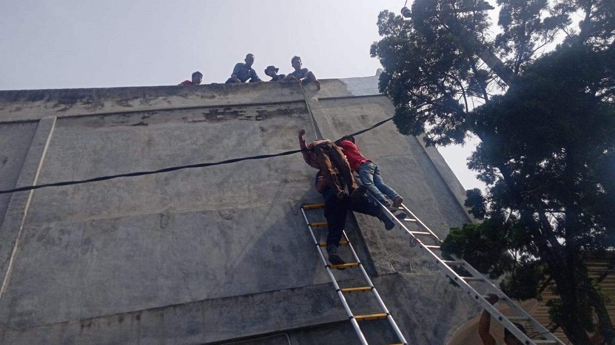 Jatuh Saat Mengecat, Pria Paruh Baya Tersengat dan Tersangkut di Kabel Listrik