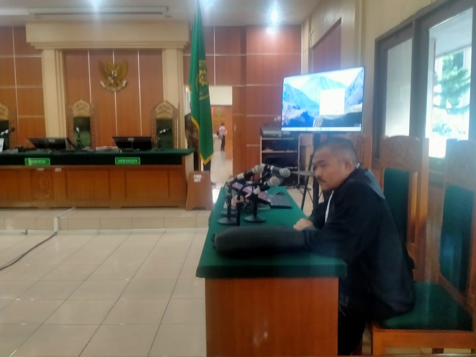 Meski Berstatus Tersangka, Kamaruddin Simanjuntak Terlihat Tetap Semangat Dalam Persidangan di PN Jambi