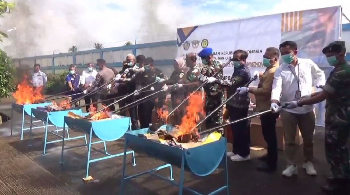 Pemberantasan Produk Ilegal, Jutaan Batang Rokok Senilai Rp 2,4 Miliar Dimusnahkan Bea Cukai Jambi