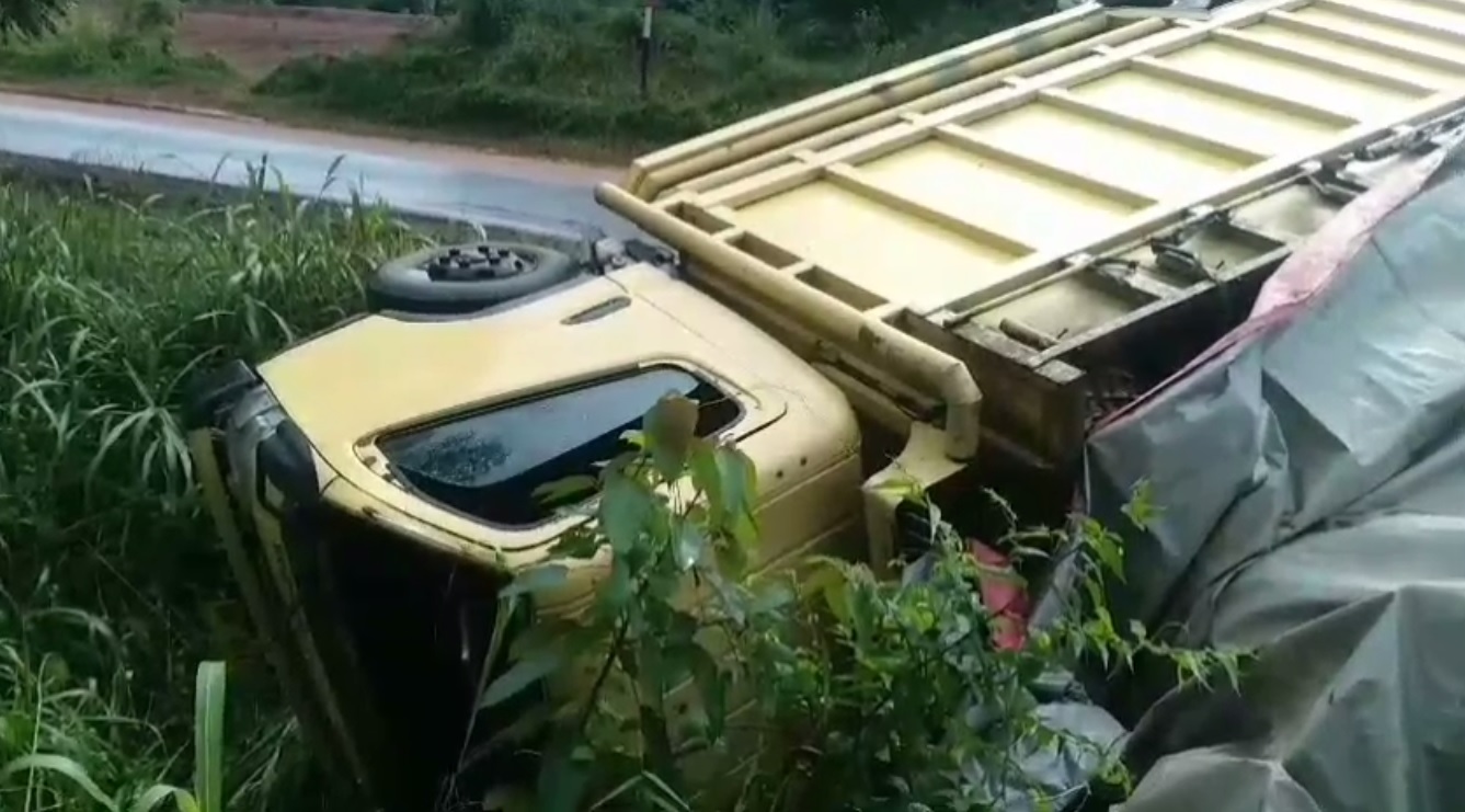 Hilang Kendali Karena Jalan Licin, Mobil Pengangkut Telur Ayam Terbalik