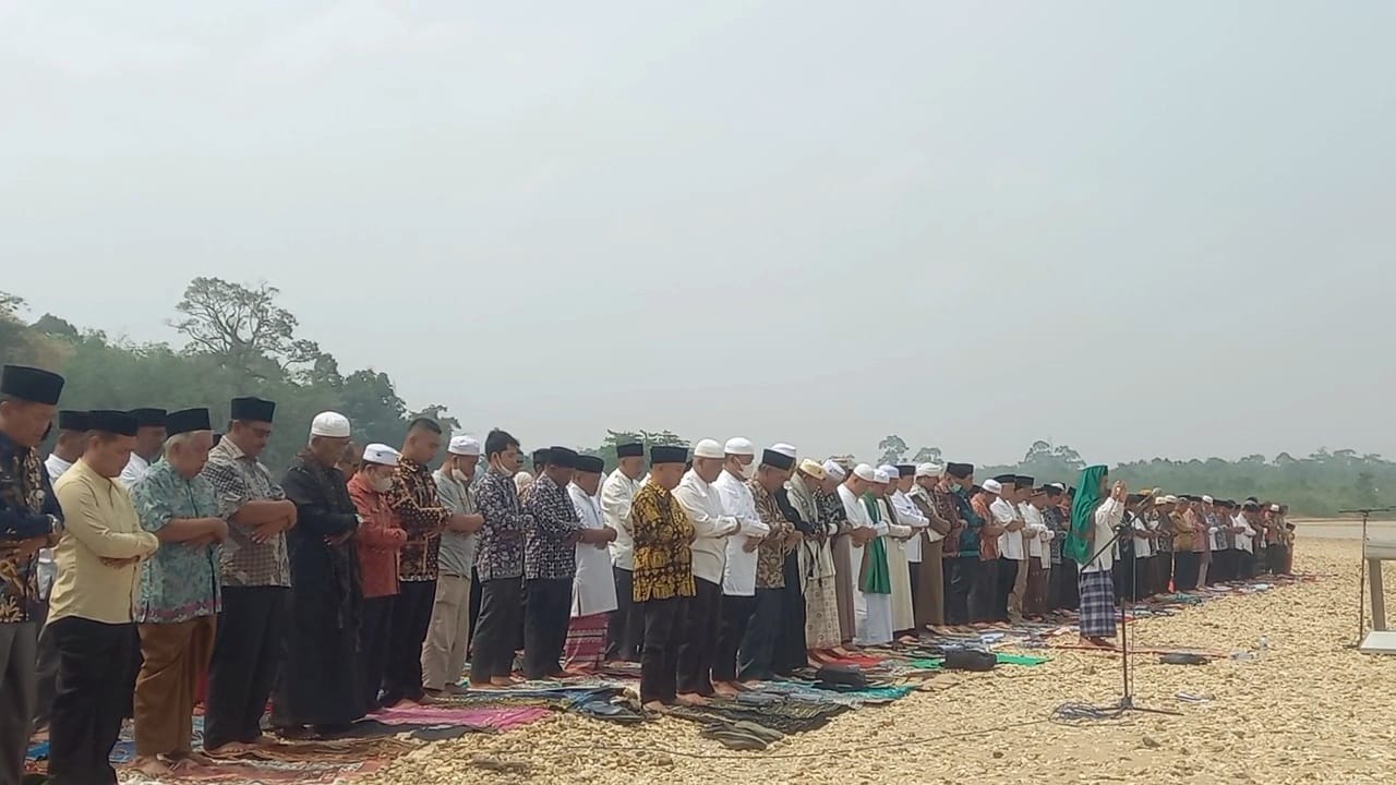 Dilanda Kekeringan dan Kabut Asap, Warga dan Pemda Sholat Istisqo di Pulau