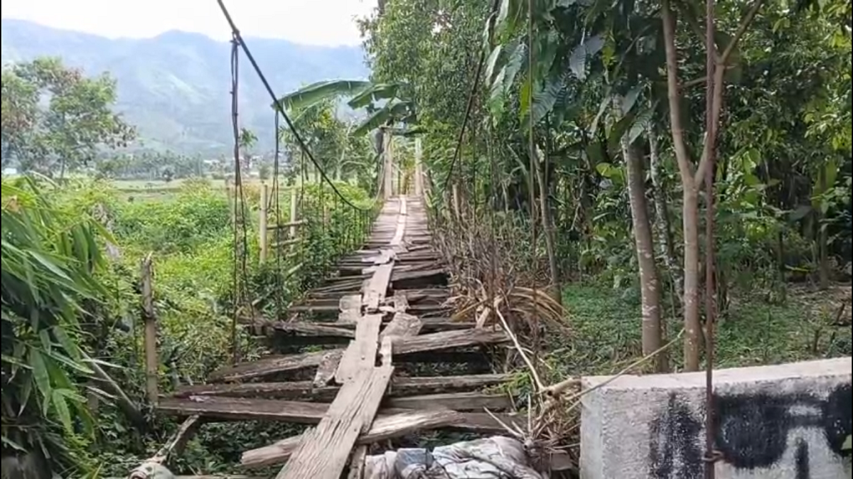 Jembatan Lapuk Mengancam Warga, Desa Pinggir Air Butuh Perhatian Pemerintah
