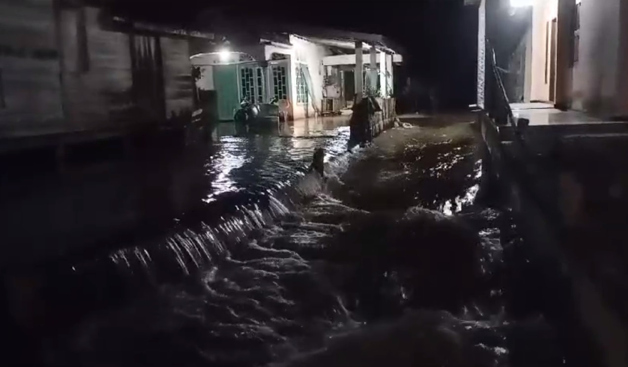 Ratusan Rumah di Desa Pulau Kayu Aro Masih Terendam Banjir