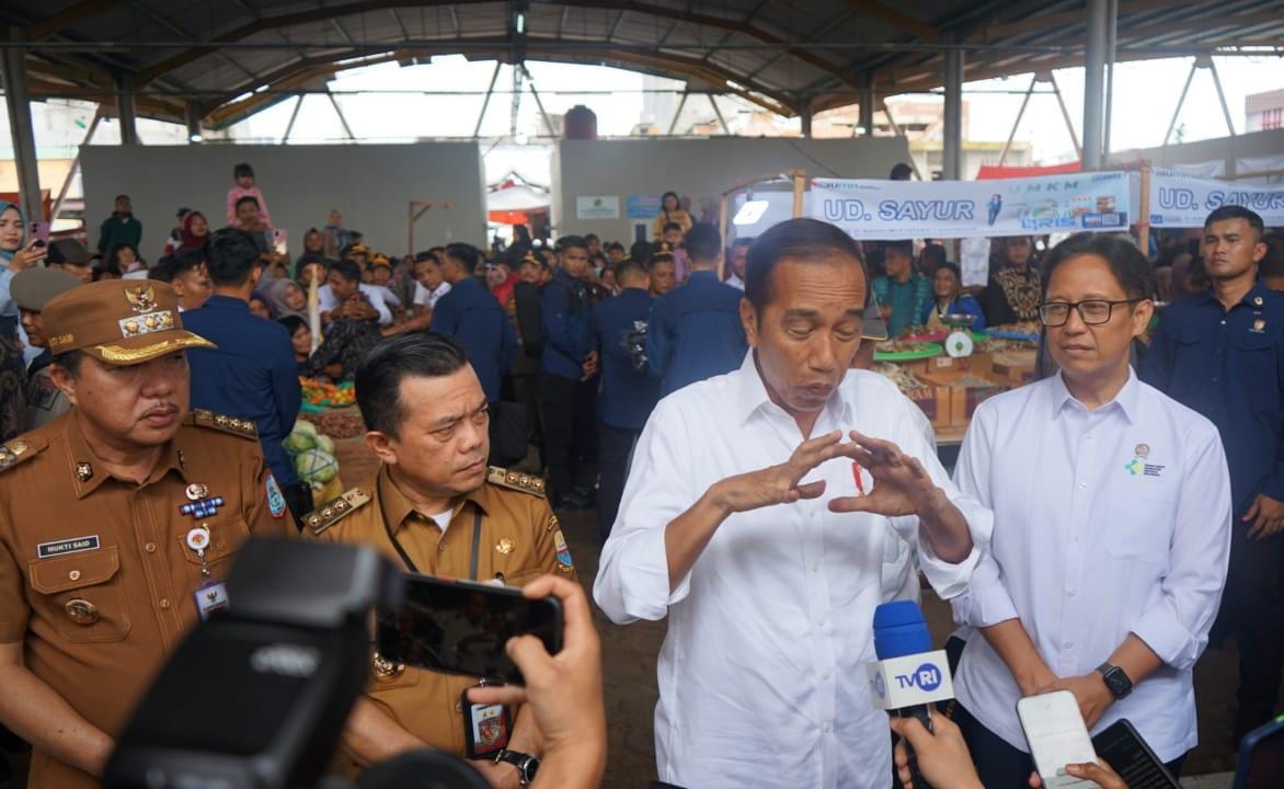 Presiden Jokowi Disambut Antusias Warga Merangin Saat Berkunjung ke Pasar Rakyat
