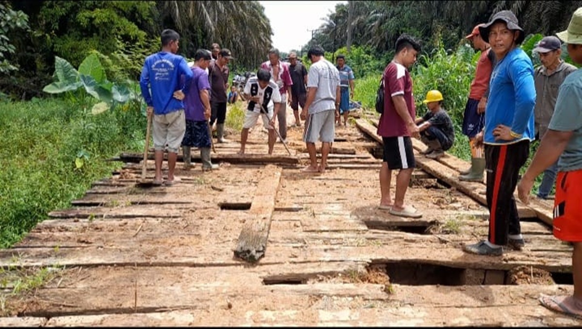 Warga Dua Kabupaten Gotong Royong Perbaiki Jembatan Tua di Perbatasan Batang Hari–Muaro Jambi