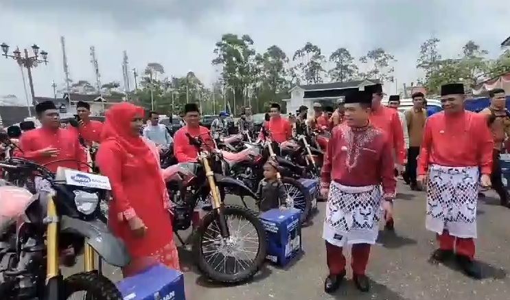 Gubernur Jambi Al Haris Serahkan Bantuan Motor Untuk Kades Se-Kabupaten Tebo