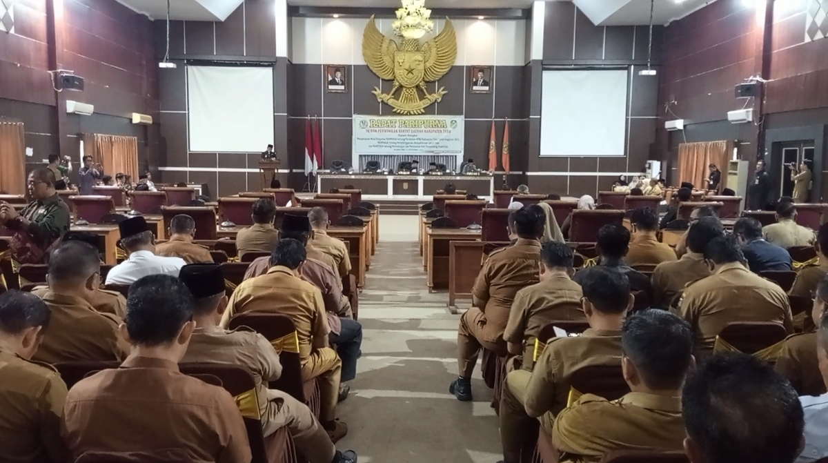 Rapat Paripurna DPRD Tebo Ketua DPRD Tebo Khalis Mustiko Buka Penyampaian Nota Pengantar Ranperda APBD - P  Ta