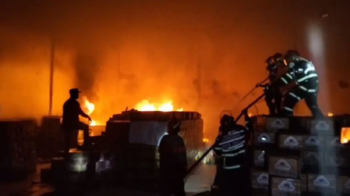 Gudang Sembako PT Dunia Aneka Usaha Terbakar