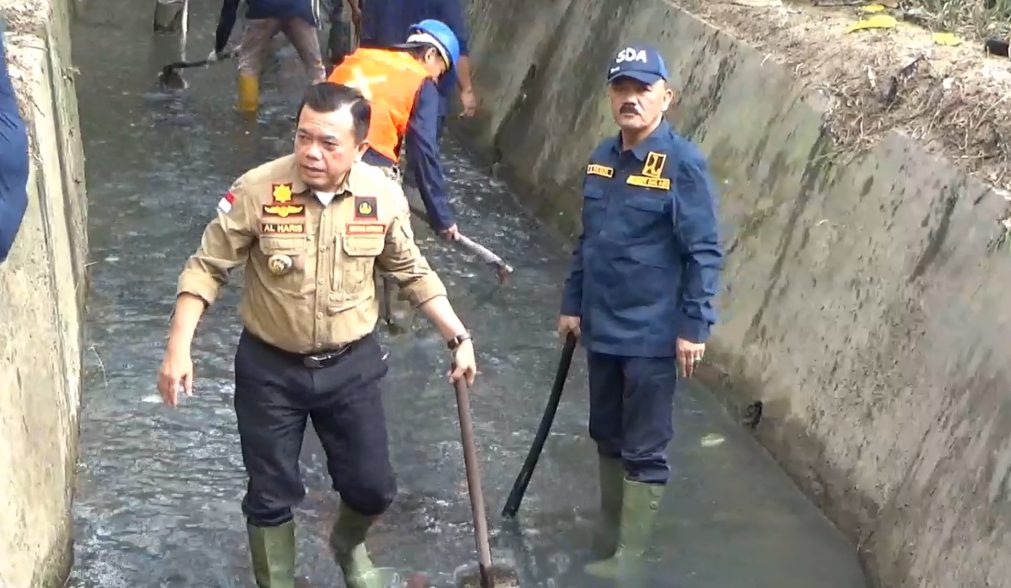 Gubernur Al Haris Turun Langsung Bersihkan Drainase Atasi Banjir