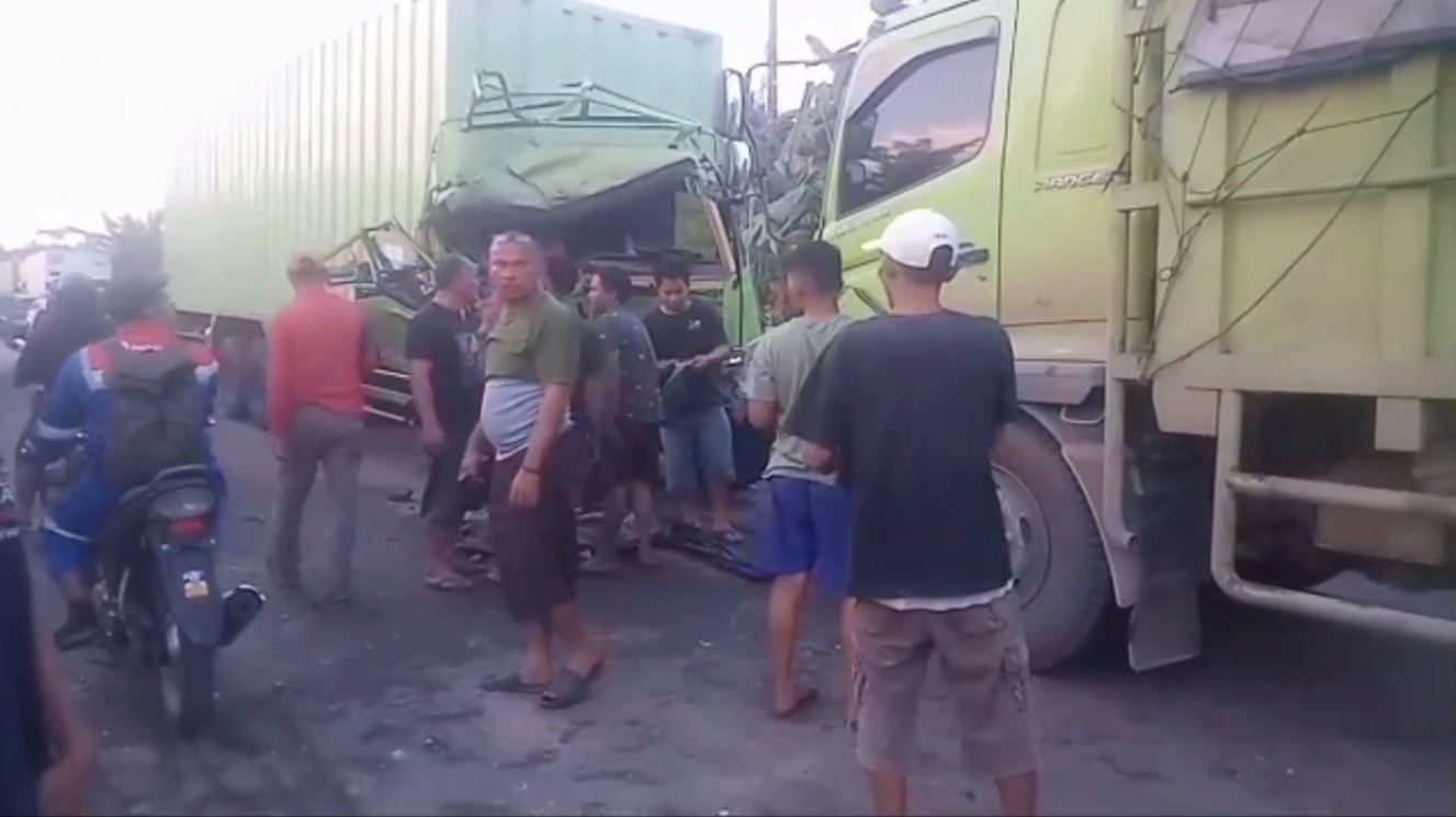 Kecelakaan Beruntun di Mestong, 3 Truk Fuso Terlibat Tabrakan dan 1 Sopir Patah Kaki