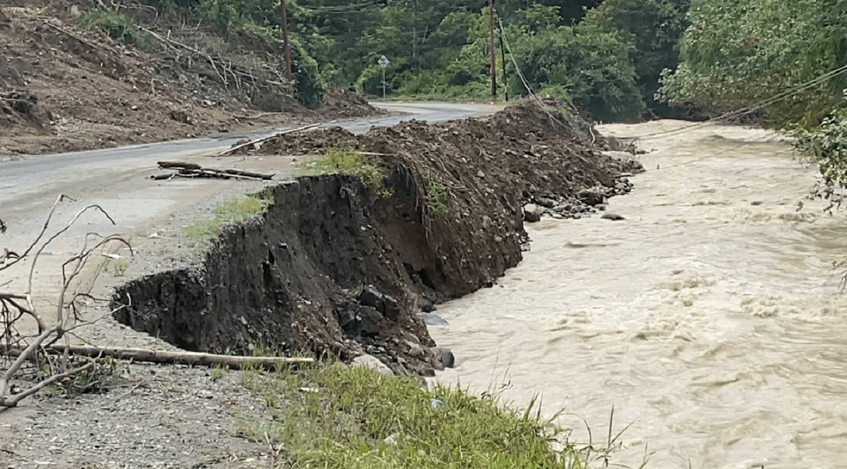 Waspada! Ruas Jalan Siulak Deras Kerinci Nyaris Putus