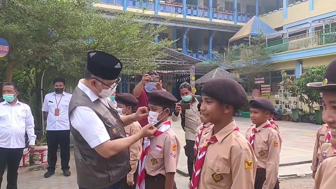 Antisipasi Bahaya Kabut Asap, Walikota Jambi Fasha Bagikan Masker ke Sekolah 