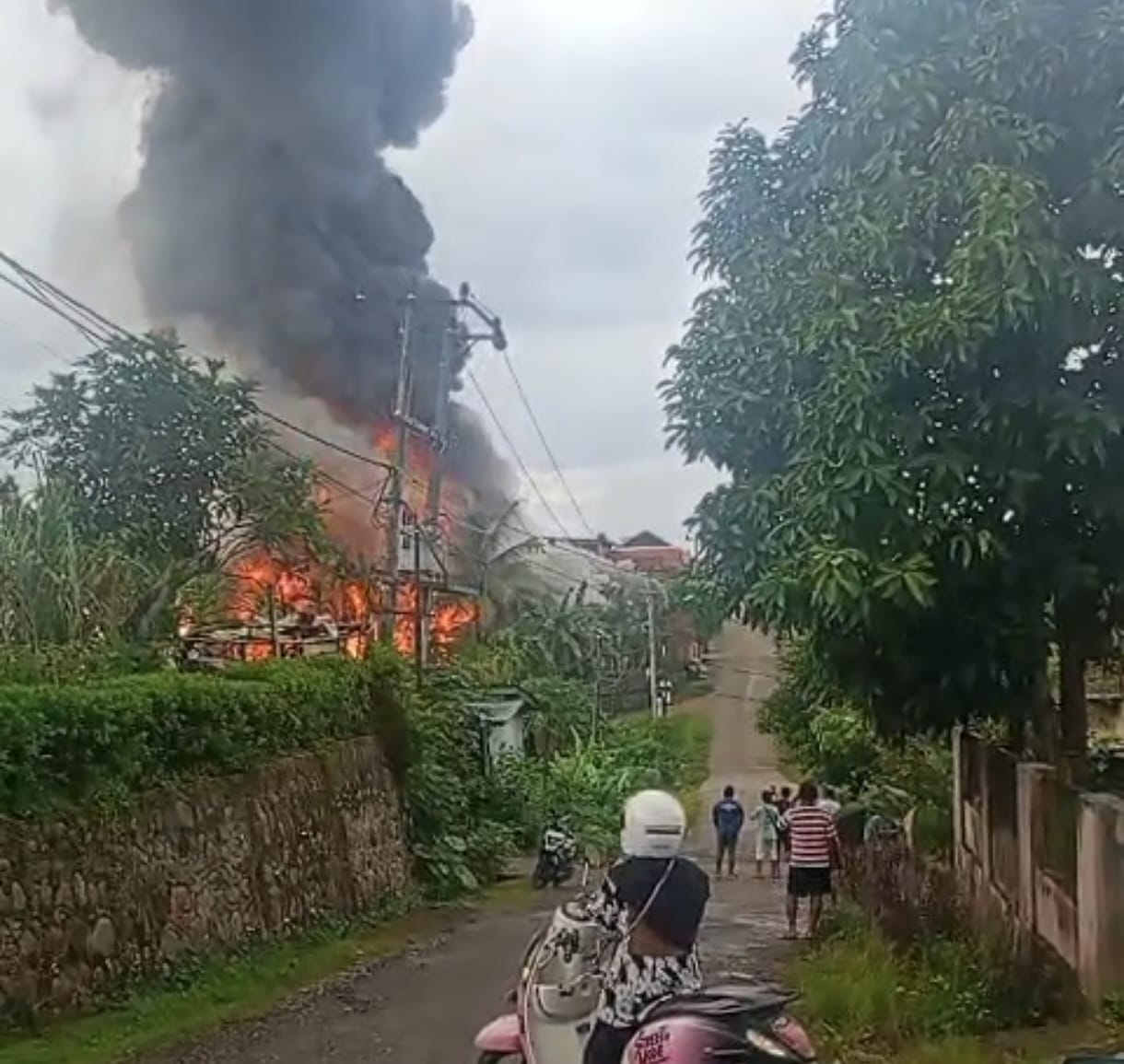 Gudang Penyimpanan Gas dan BBM Ilegal Di Merangin Meledak, 8 Rumah Dan Bedeng Terbakar