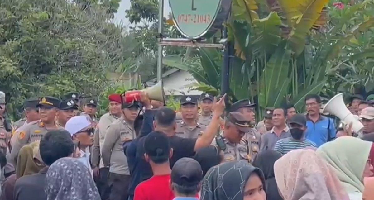  Rapat Pleno Rekapitulasi Suara Tingkat Kabupaten Bungo Diwarnai  Unjuk Rasa Ratusan Massa