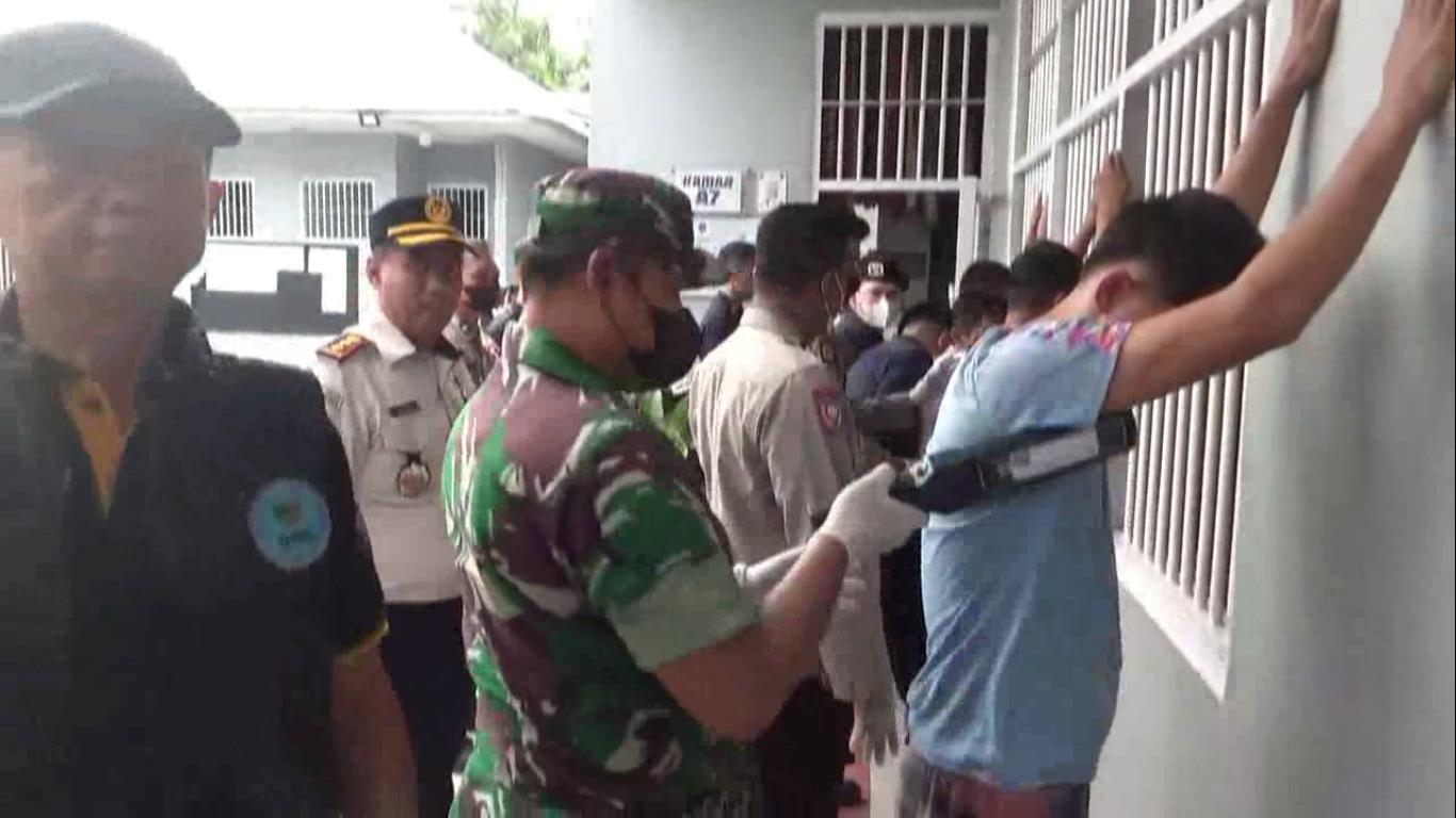 Kamar Napi Lapas Kelas II B Muara Bulian Digeledah Petugas Gabungan