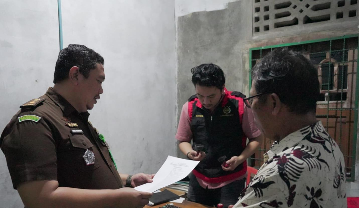 Tim Penyidik Kejari Tebo Geledah Kantor Desa Sungai Pandan