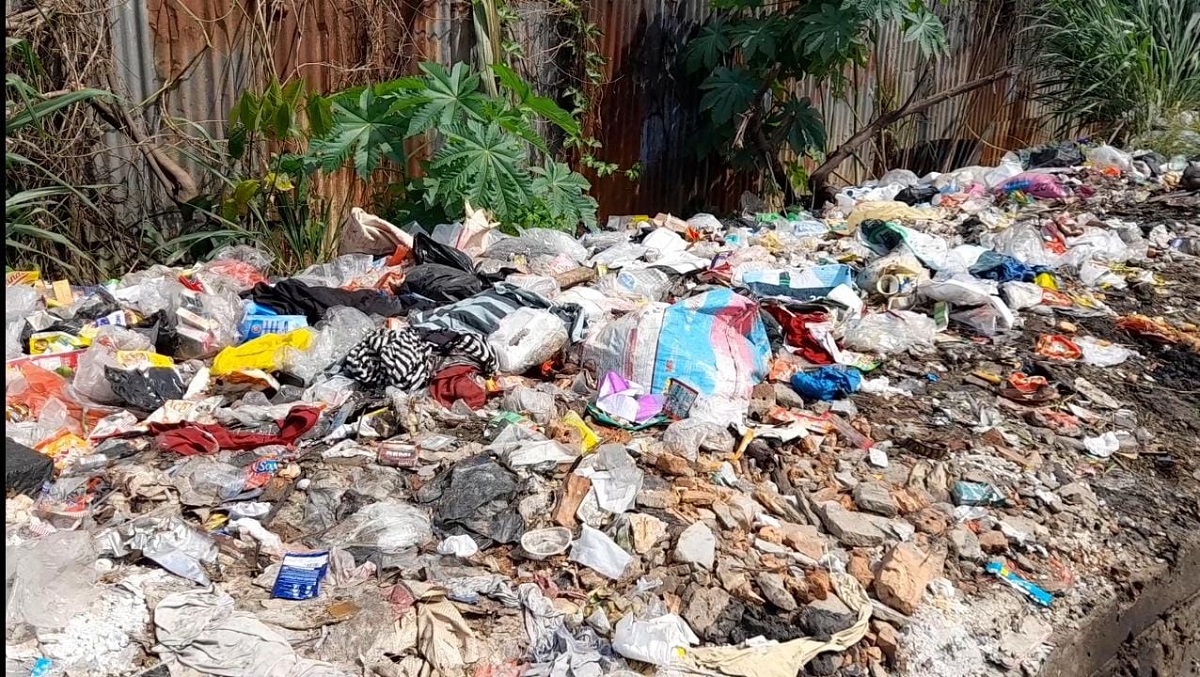 Sampah Berserakan Hingga Menimbulkan Bau Tak Sedap
