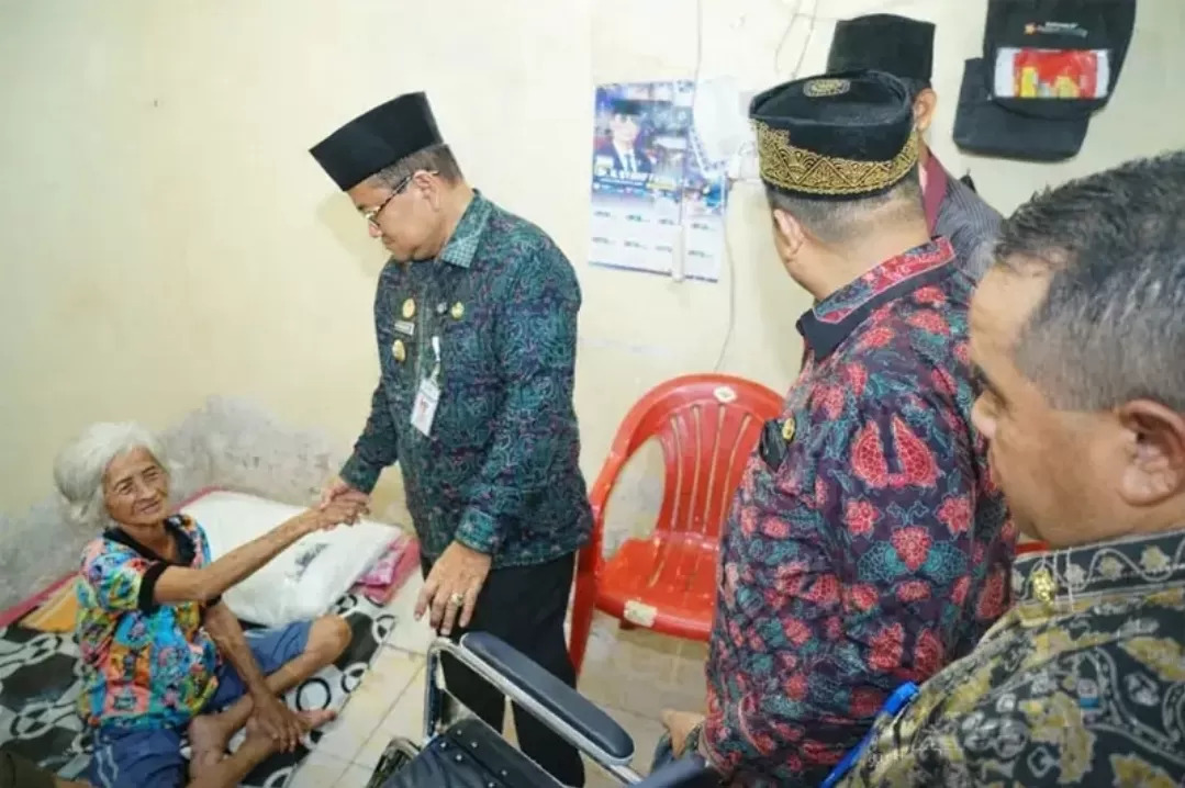 Wali Kota Jambi Kunjungi Lansia di Paal Merah, Serahkan Kursi Roda dan Jamin Biaya Pengobatan