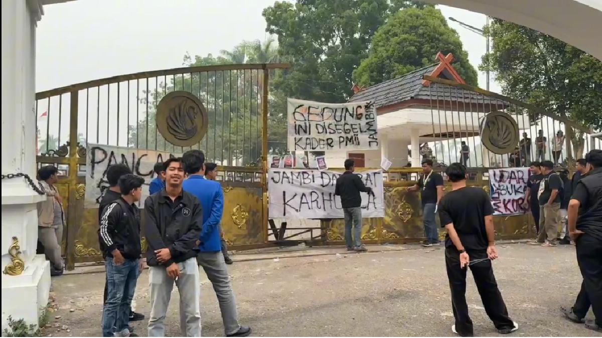 Mahasiswa Kembali Geruduk Kantor Gubernur Jambi, Desak Transparansi Dana Karhutla Rp30 Miliar