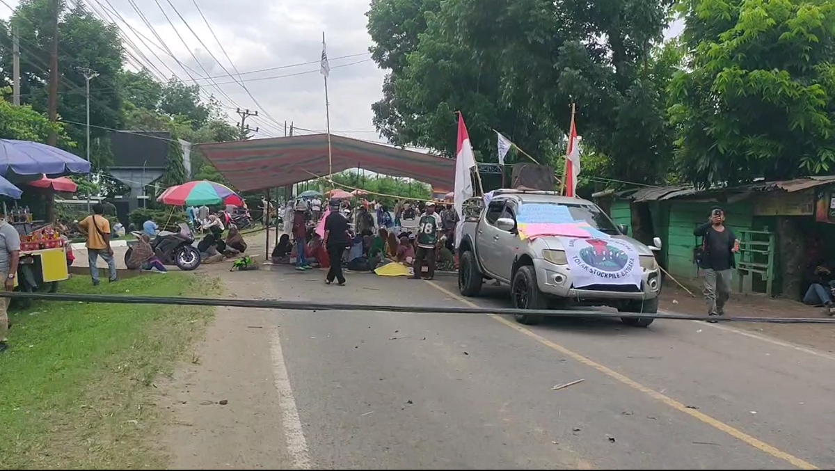 Akses Jalan Lintas Timur Aurduri Diblokir Warga, Arus Kendaraan Lumpuh Sejak Pagi