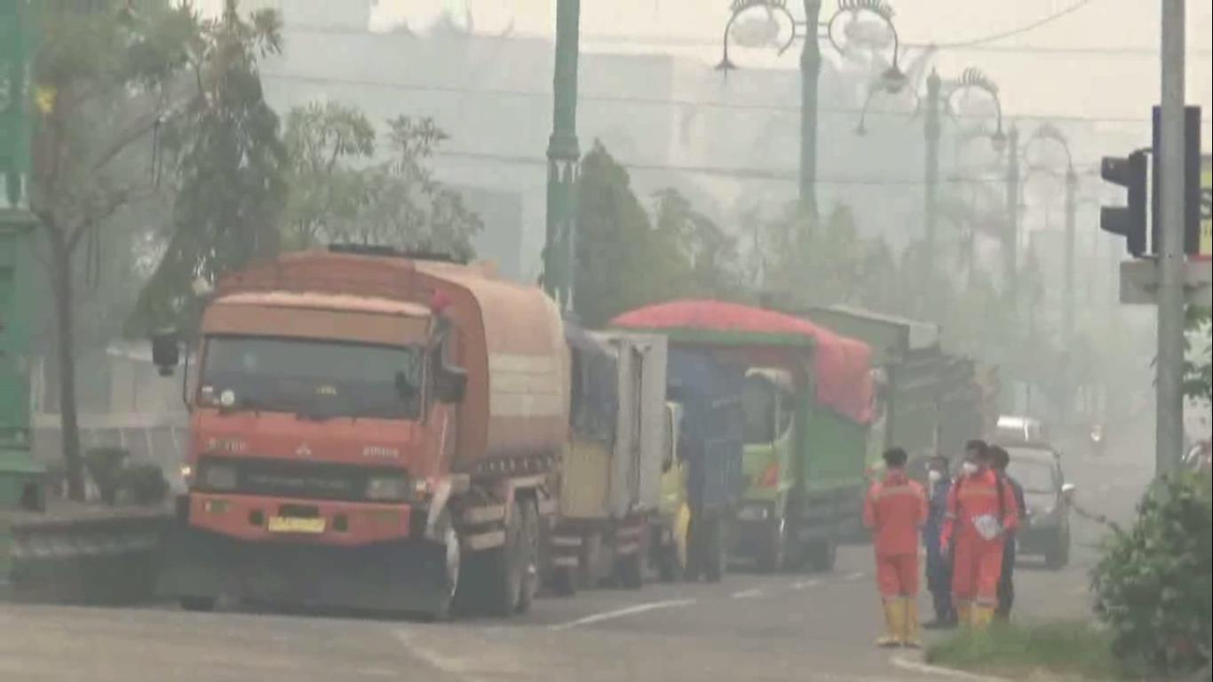 Kualitas Udara Memburuk, Pemkab Batang Hari Bagikan 3.000 Masker ke Pengendara