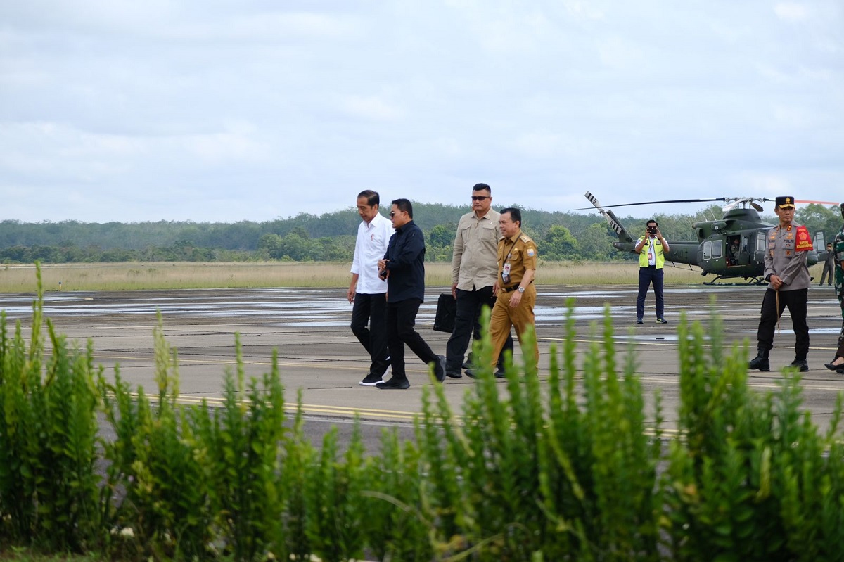 Presiden Jokowi Tiba di Merangin Menggunakan Helikopter, Kondisi Cuaca Sedang Hujan Deras