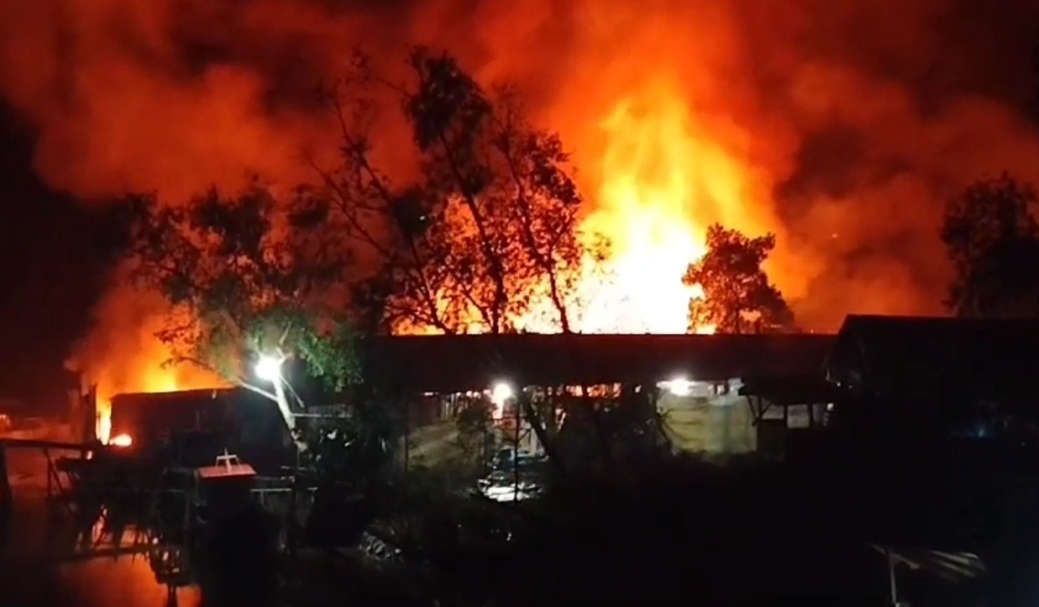 Gudang Minyak di Sungai Saren Tanjabbar Terbakar