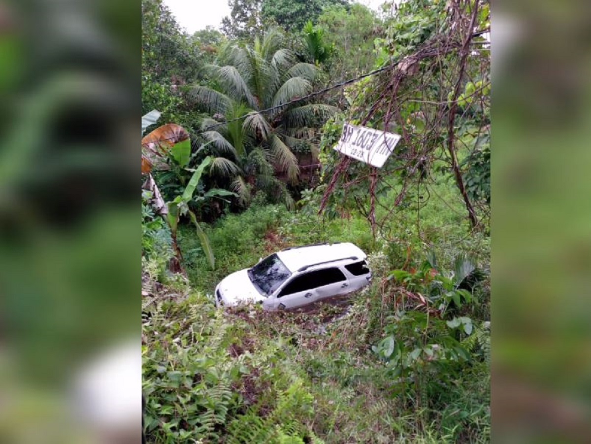 Kecelakaan Tunggal di Batanghari, Toyota Rush Terjun Masuk Ke Rawa