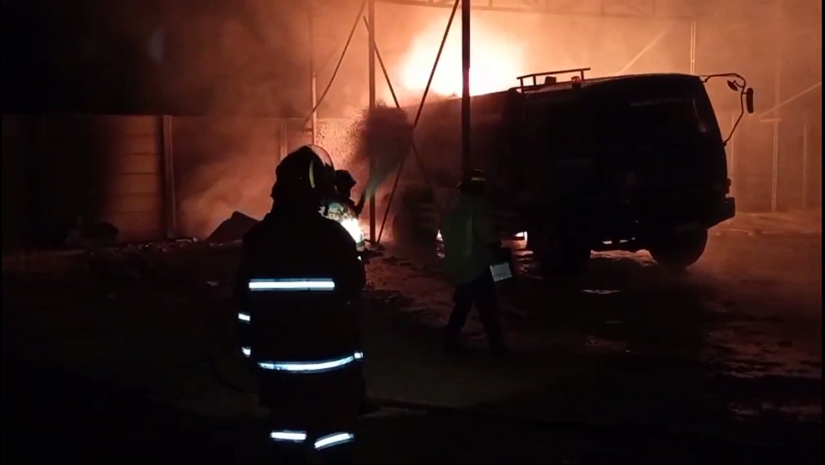 Mobil Tangki BBM Terbakar di Kelurahan Bagan Pete, Kecamatan Alam Barajo