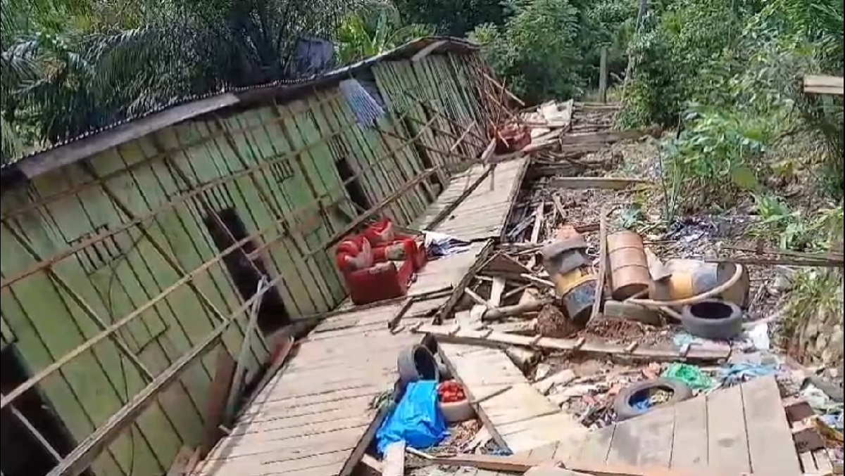 Dihantam Longsor, Satu Rumah Dan Bedeng 5 Pintu Roboh Di Kecamatan  Jujuhan Bungo