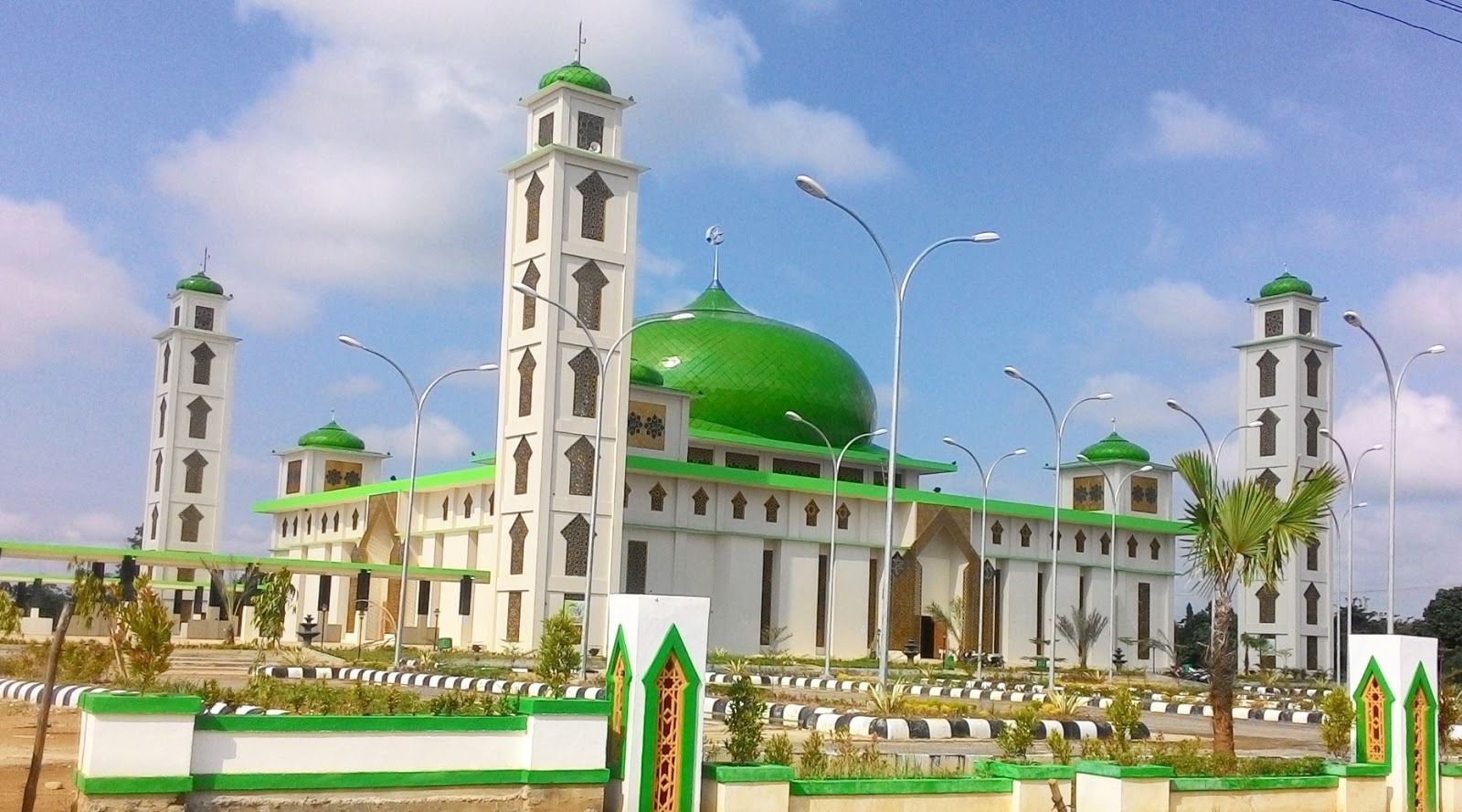 Masjid Agung Al-Ittihad Tebo, Keindahan Arsitektur dan Memiliki Area Parkir 3.300 Meter Persegi