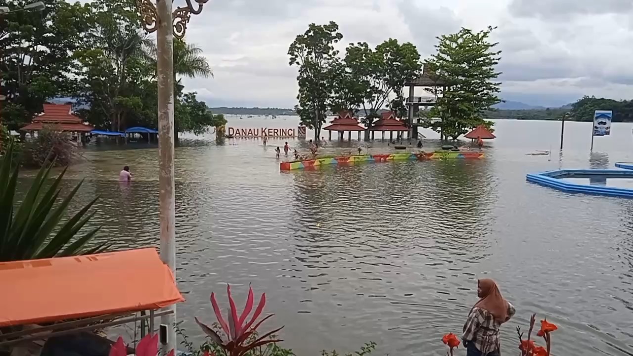 Tidak Pernah Banjir Tapi Sekarang Wisata Danau Kerinci Terendam, Begini Penampakan Objek Wisata Sangaran Agung