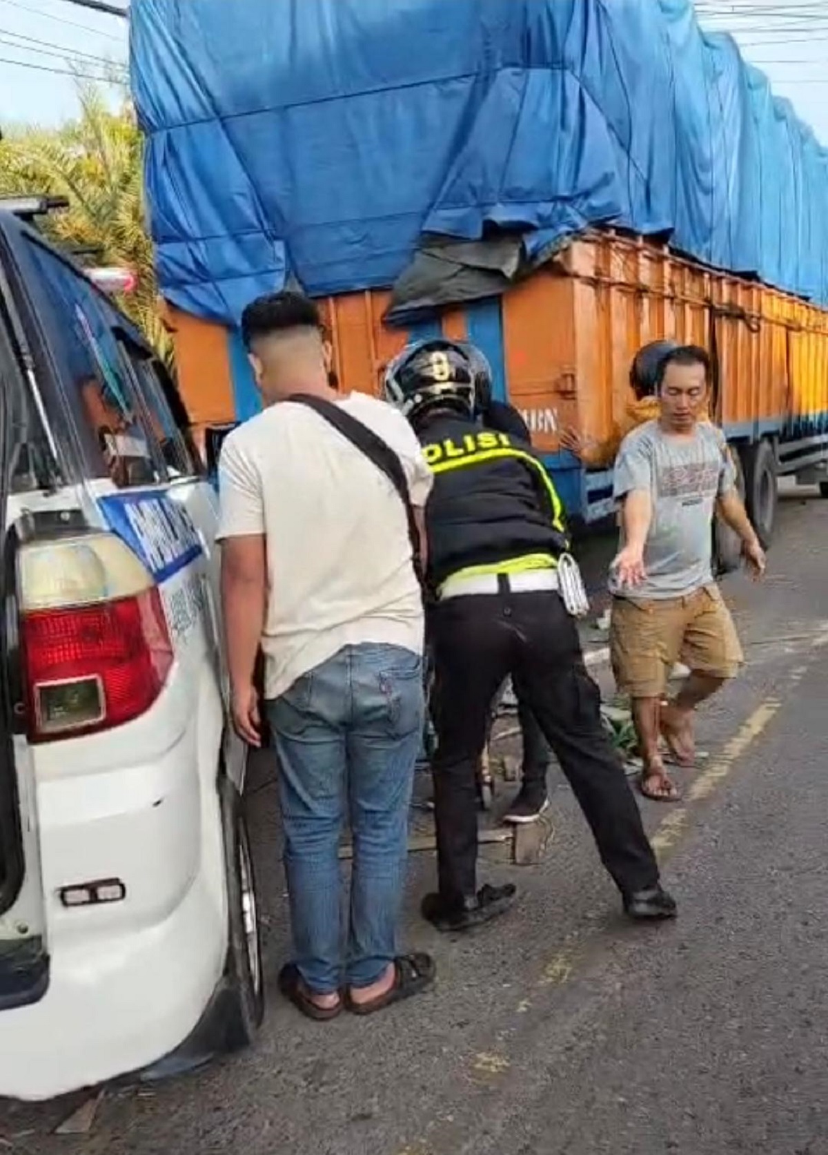 Truk Mogok di Jaluko, Pengendara Motor Tewas Usai Tabrakan Keras