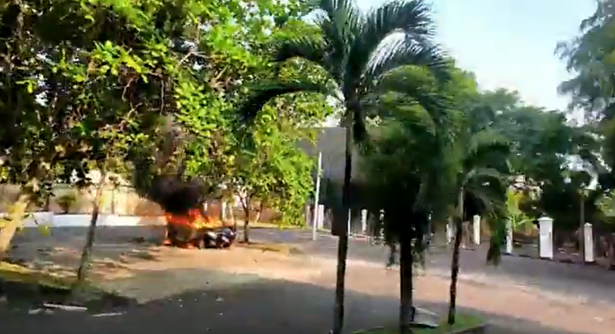 Kantor DPRD Jambi Mencekam, Ledakan Mobil Warnai Aksi Protes