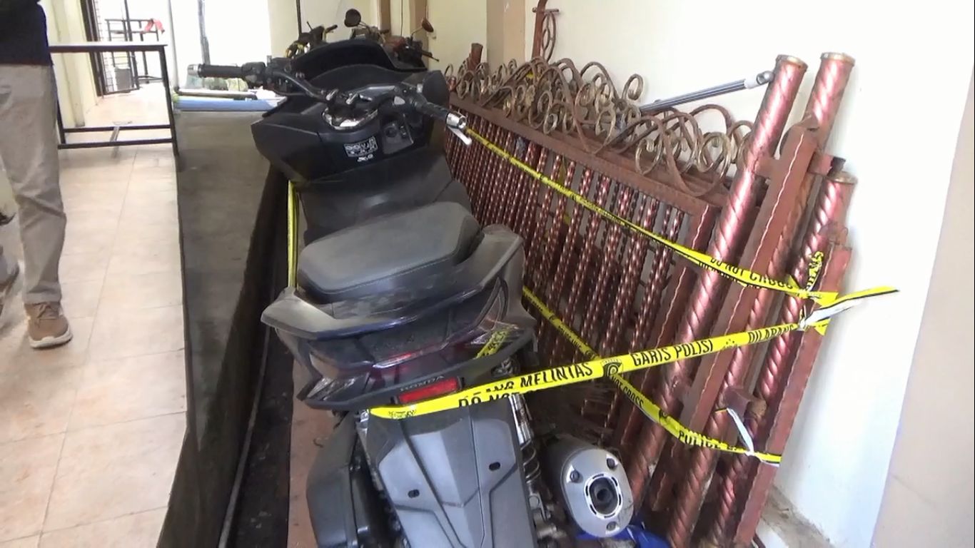 Tiga Orang Diduga Mencuri Pagar Saat Demo Ricuh.