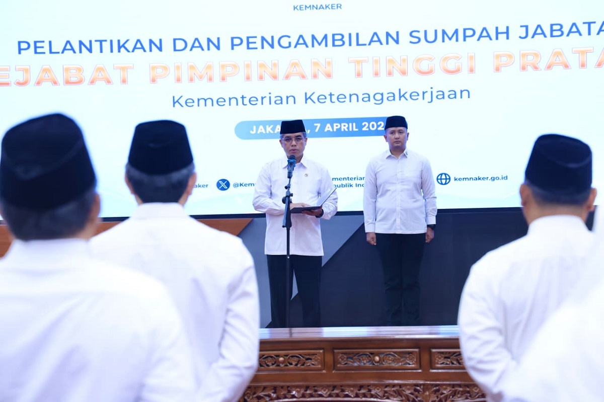 Lantik 12 Pejabat, Menaker: Jabatan Bukan Sekadar Posisi, Layanan Publik Harus Jadi Prioritas