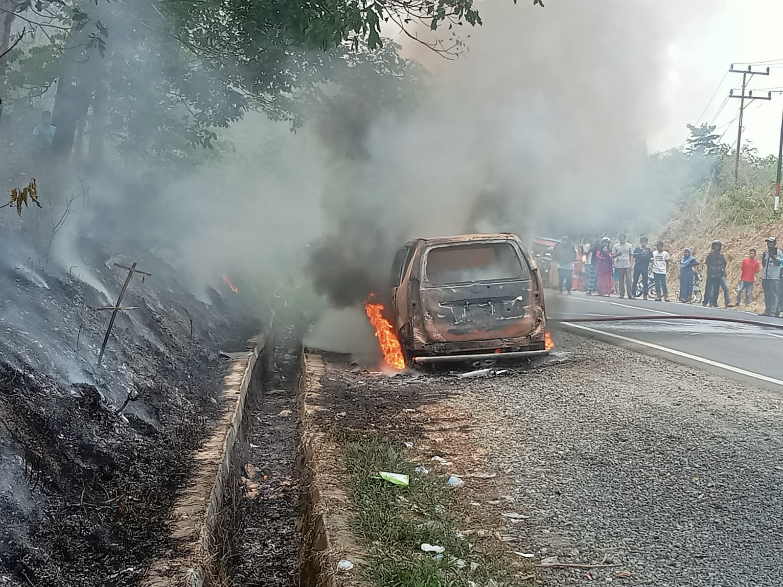 Satu Unit Toyota Avanza Terbakar di Jalan Jambi-Bungo