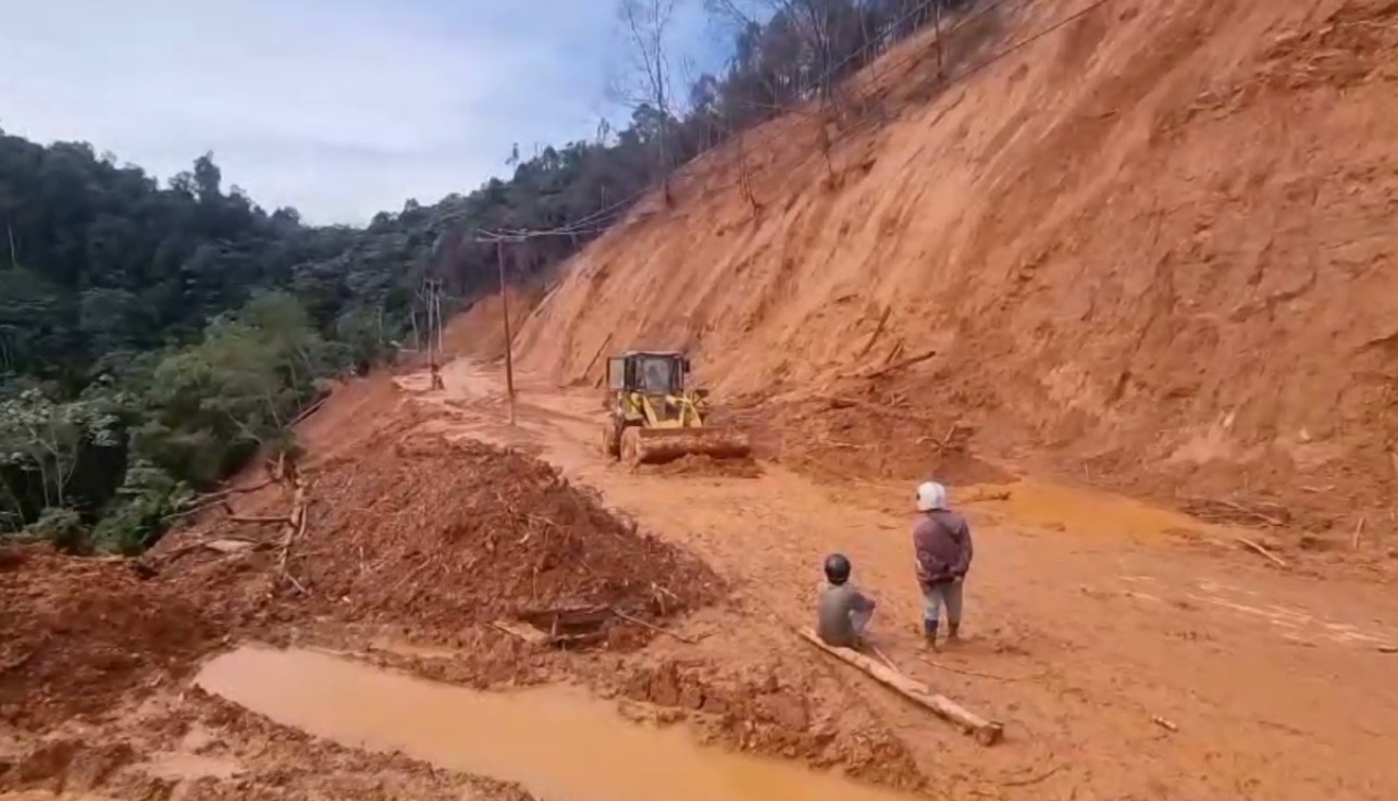 Pemda Sarolangun Kerahkan 1 Alat Berat Ke Lokasi Tanah Longsor Batang Asai