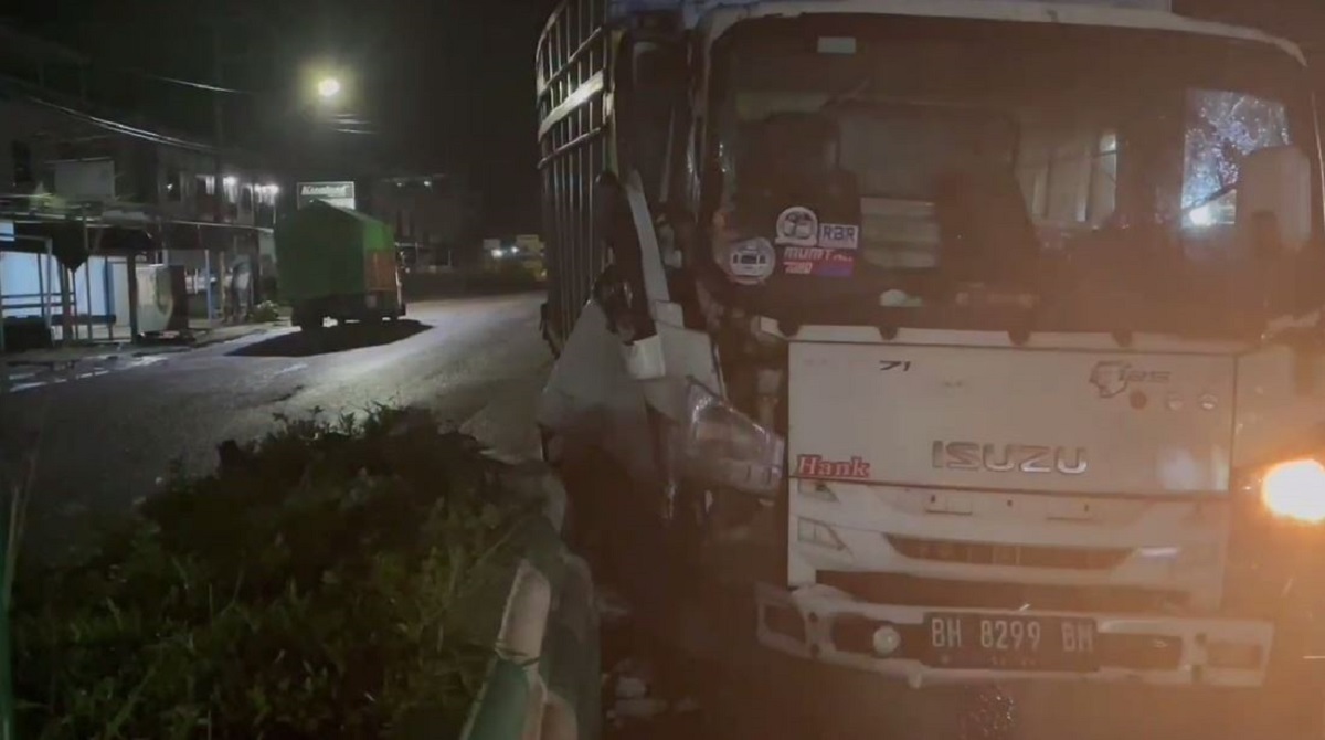 Truk Batubara Tabrak Median Jalan di Muara Bulian