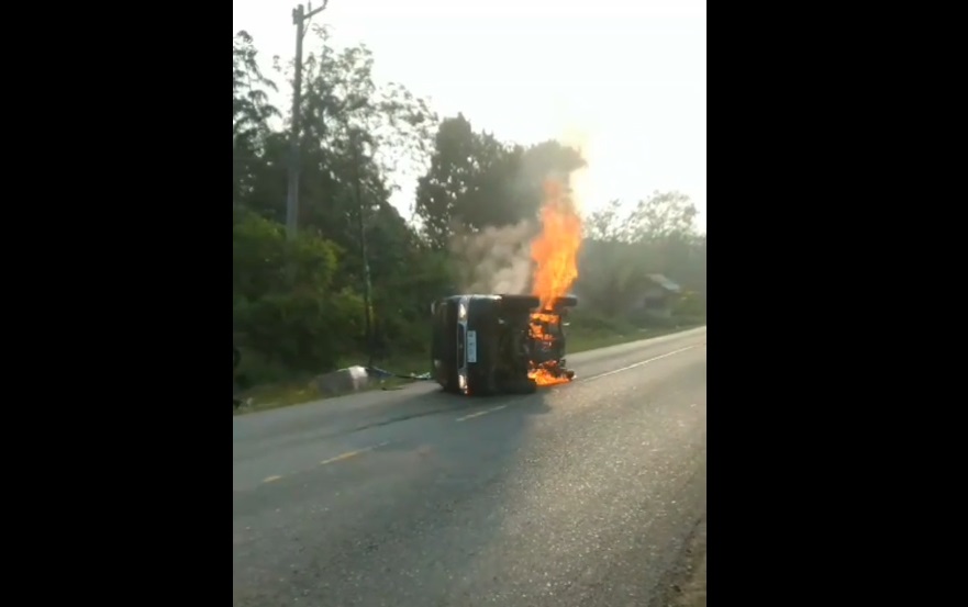 Mobil Pengangkut Baterai Lithium Telkomsel Terbakar di Desa Mengupeh